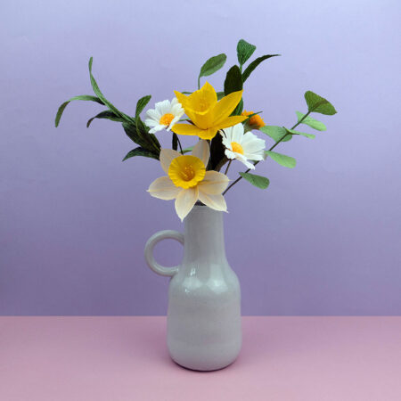 Le bouquet trompette : deux narcisses, deux marguerites, un pissenlit, deux feuillages d'olivier et deux feuillages d'eucalyptus.