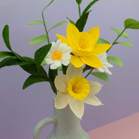 Le bouquet trompette : deux narcisses, deux marguerites, un pissenlit, deux feuillages d'olivier et deux feuillages d'eucalyptus.