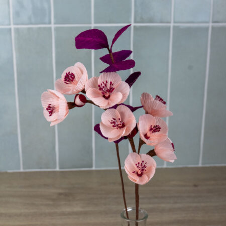 Composition mêlant la les fleurs de cerisier et l’originalité d’un eucalyptus violet.