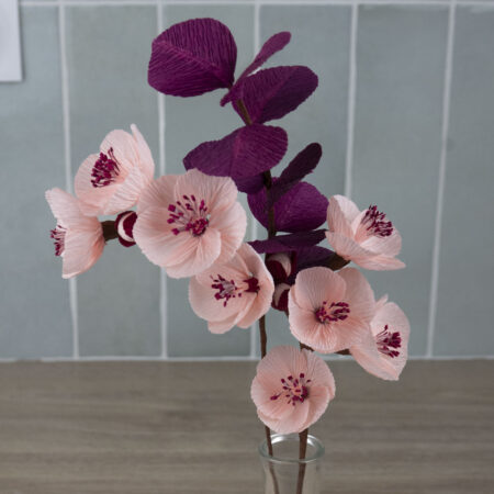 Composition mêlant la les fleurs de cerisier et l’originalité d’un eucalyptus violet.